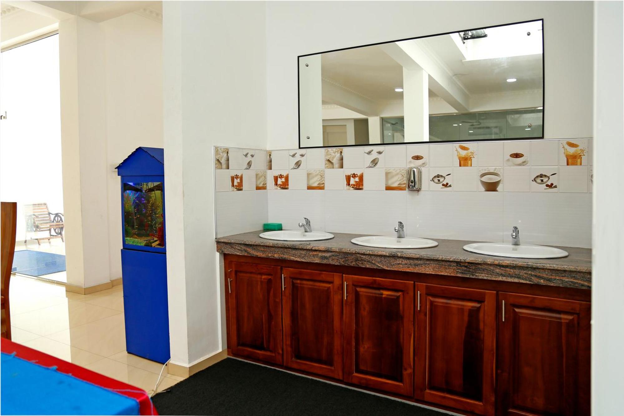 Ronaka Airport Transit Hotel Катунаяка Экстерьер фото
