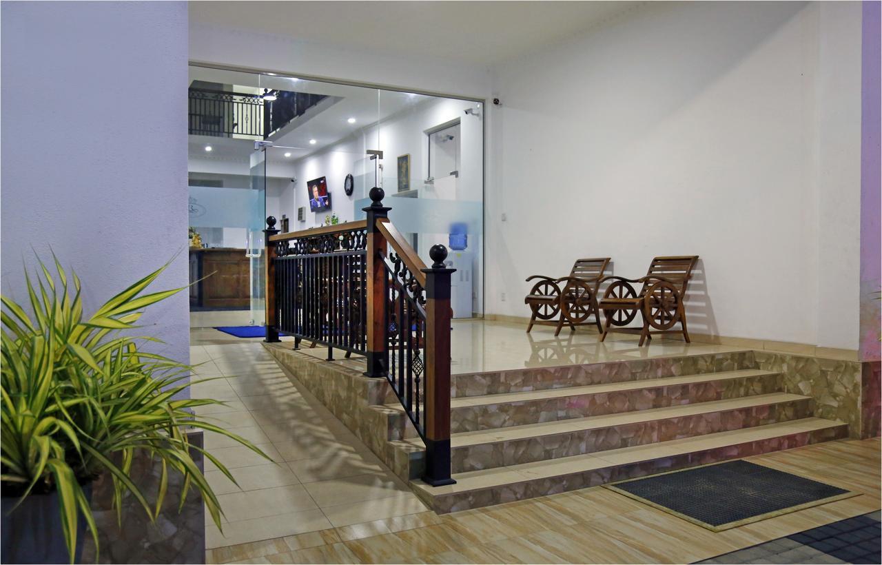 Ronaka Airport Transit Hotel Катунаяка Экстерьер фото